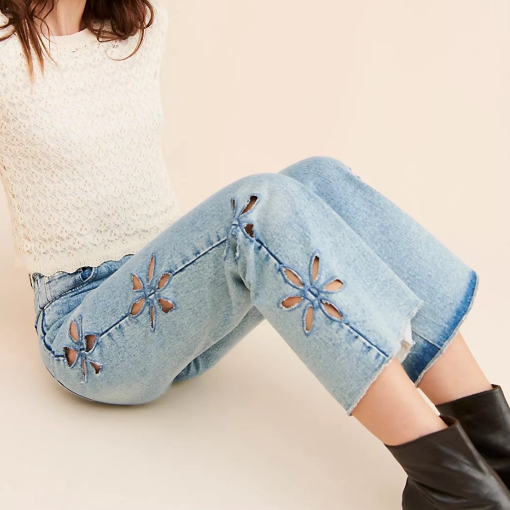 Sz 25 Free People Light Blue Cropped Jeans with Floral Cutouts